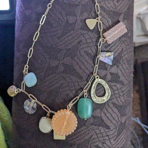 Semi- précieuse Cream Opal and Jade Charm Necklace